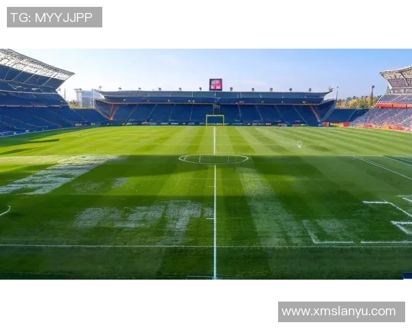 足球巨星场下花式玩球展现不一样的轻松与激情瞬间